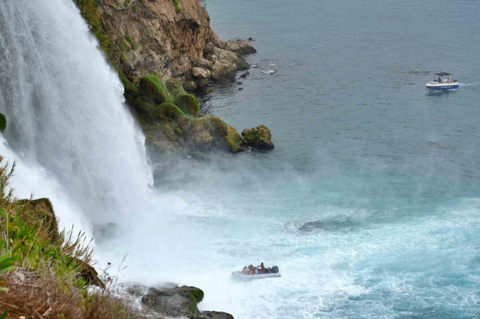 Antalya’da turistler yağmura şemsiye, şelaleye objektif açtılar