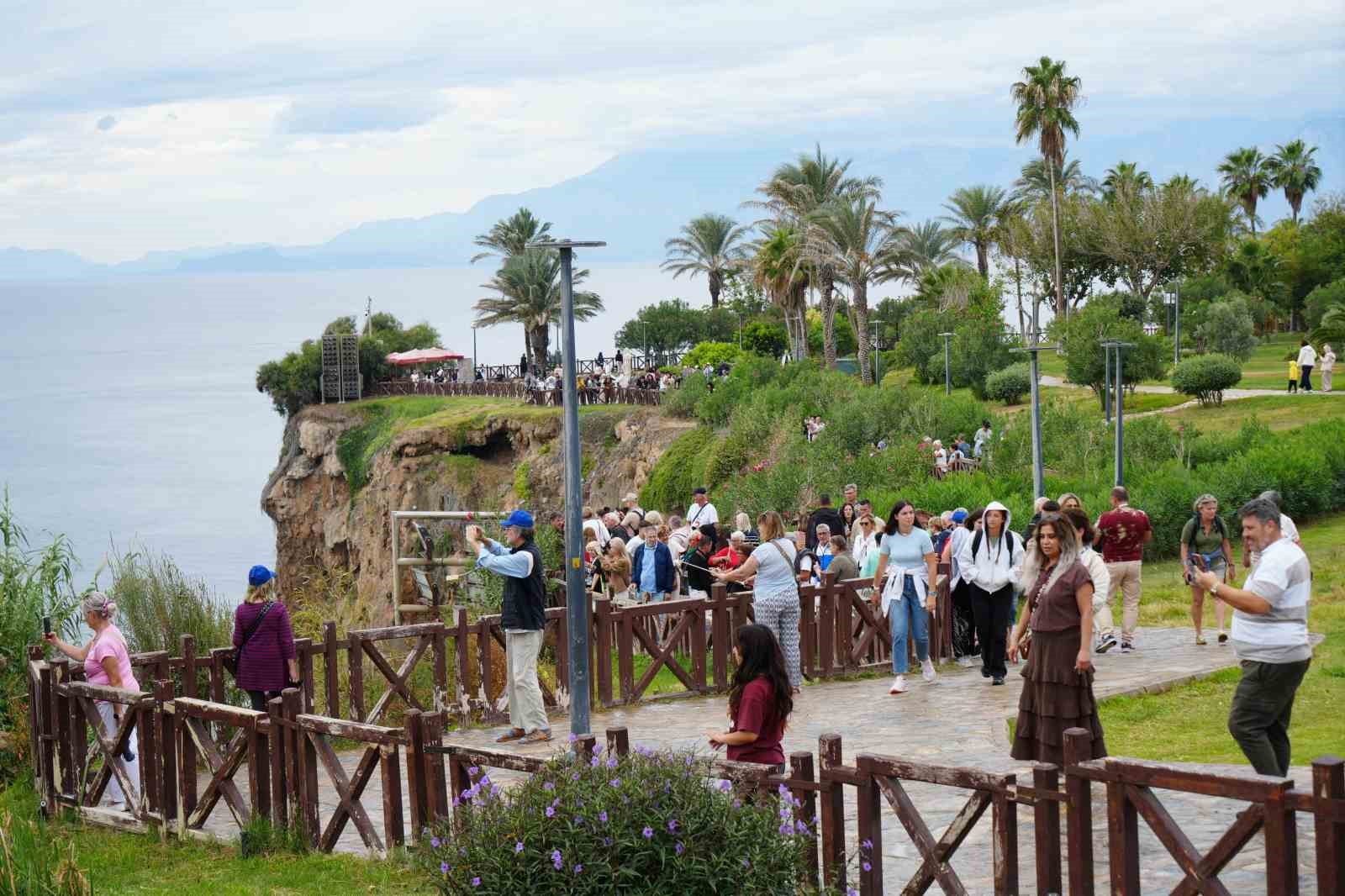 Antalya’da turistler yağmura şemsiye, şelaleye objektif açtılar