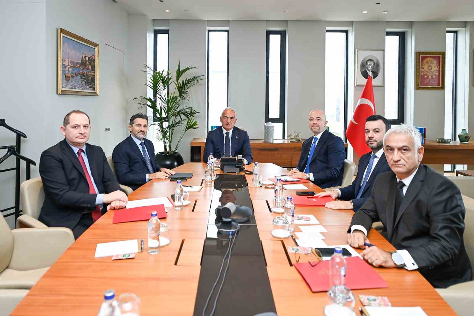 Bakan Ersoy ile THY Yönetim Kurulu Başkanı Şeker bir araya geldi