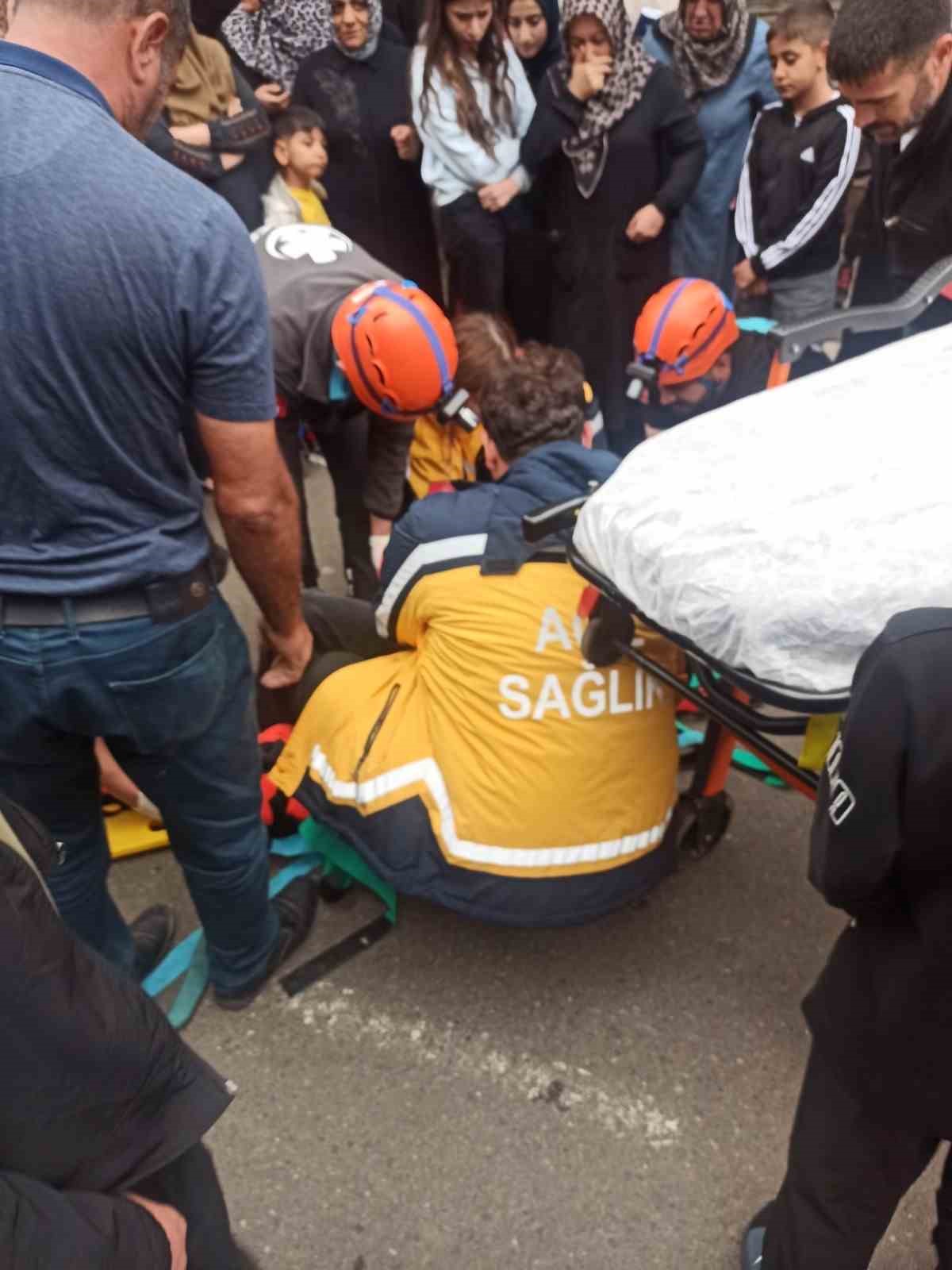 Bingöl’de ticari taksi bisiklete çarptı: 2 yaralı
