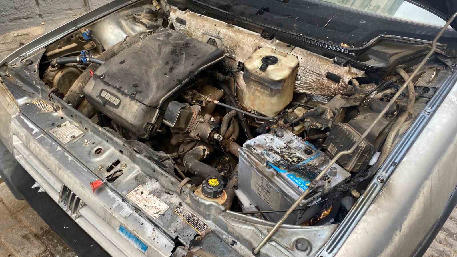 Seyir halindeki otomobilde çıkan yangın paniğe neden oldu