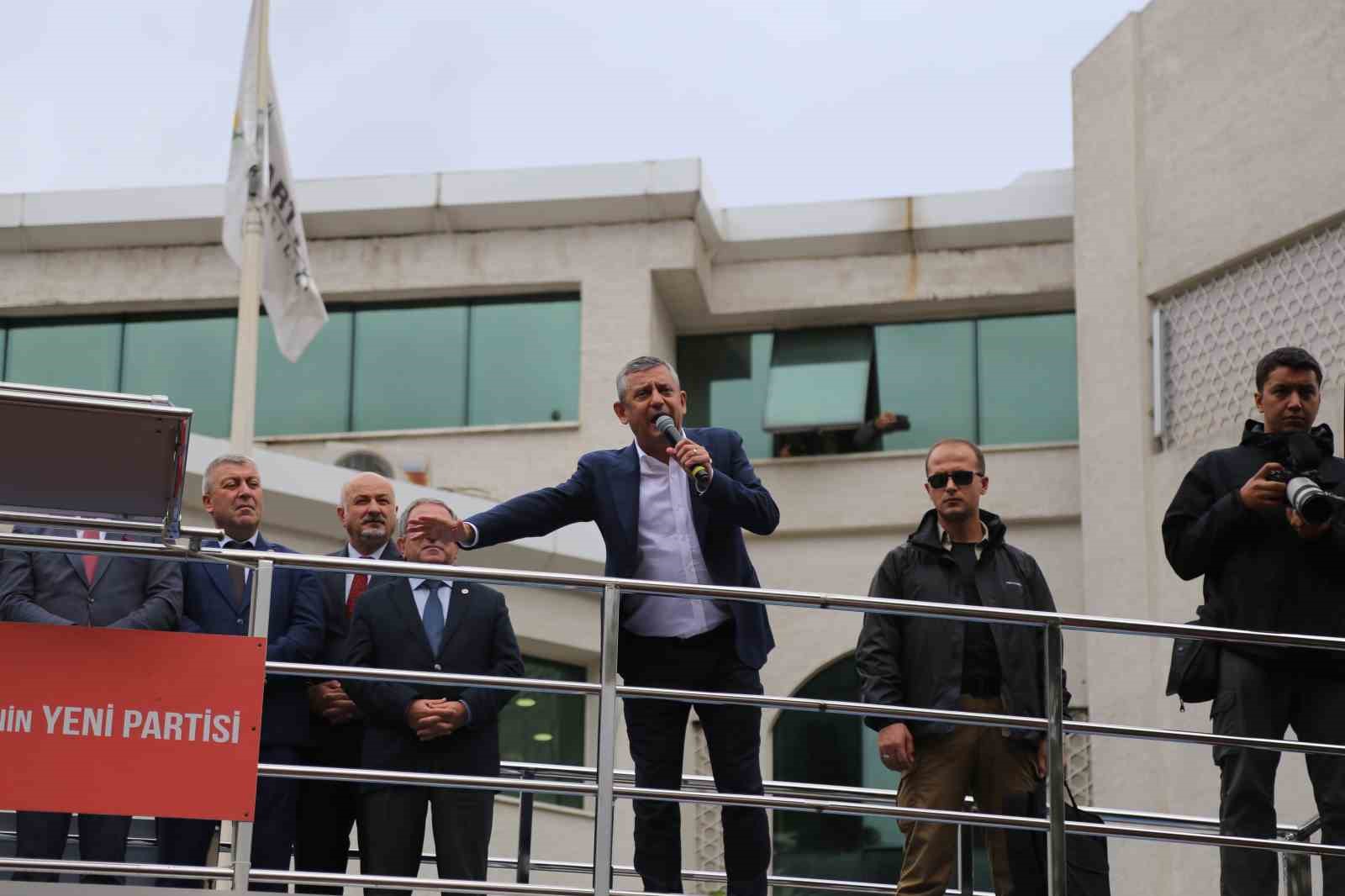 Yeni Parti Genel Başkanı Özel: "Yaşadığımız krizler yetmezmiş gibi şimdi bir de fon krizi çıktı"