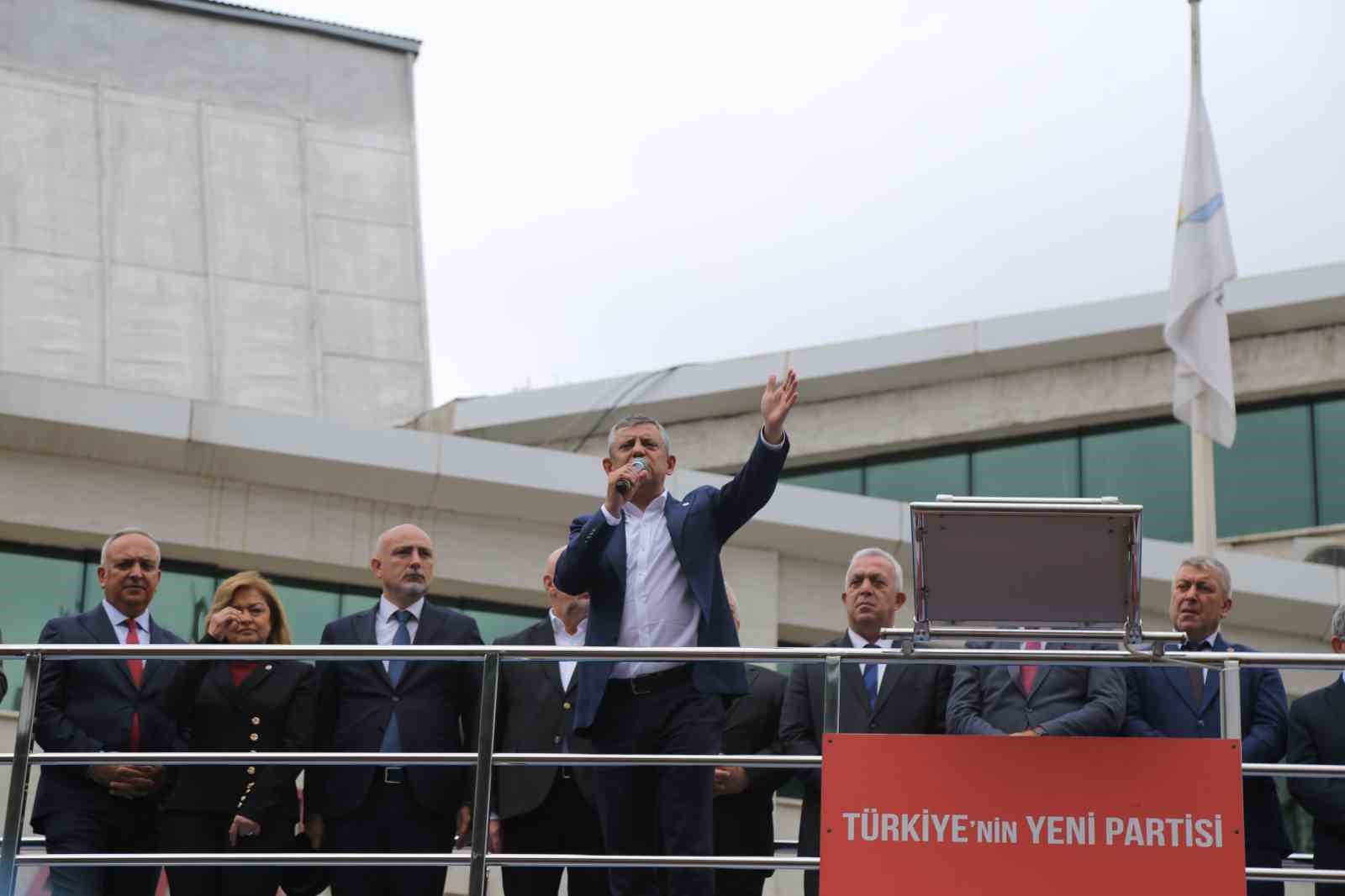Yeni Parti Genel Başkanı Özel: "Yaşadığımız krizler yetmezmiş gibi şimdi bir de fon krizi çıktı"