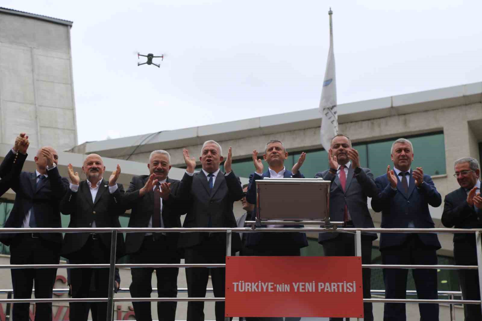 Yeni Parti Genel Başkanı Özel: "Yaşadığımız krizler yetmezmiş gibi şimdi bir de fon krizi çıktı"