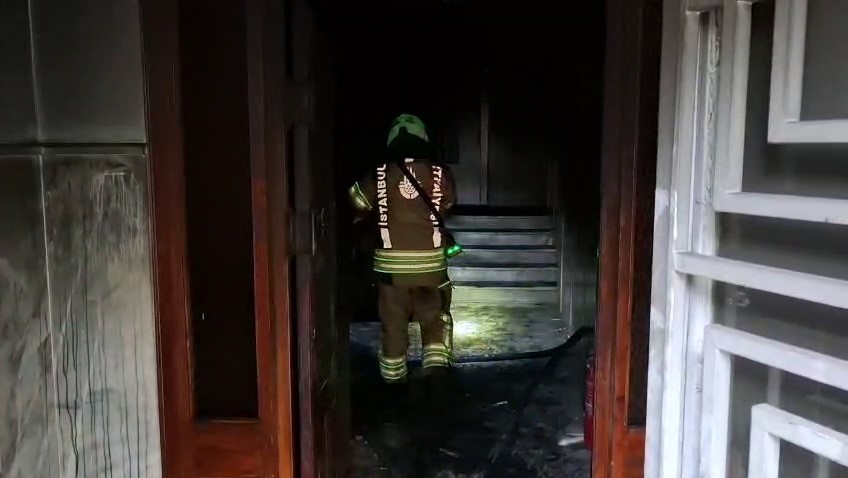 Kadıköy’de 8 katlı binada mahsur kalanları itfaiye ekipleri pencereden kurtardı
