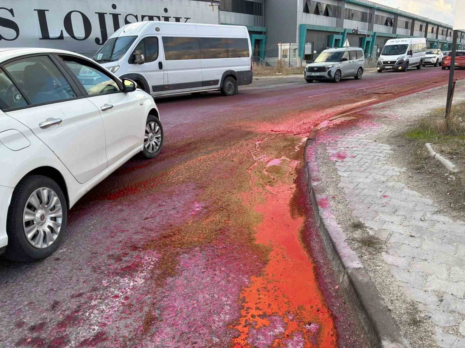 Dökülen boya yolu kırmızıya boyadı