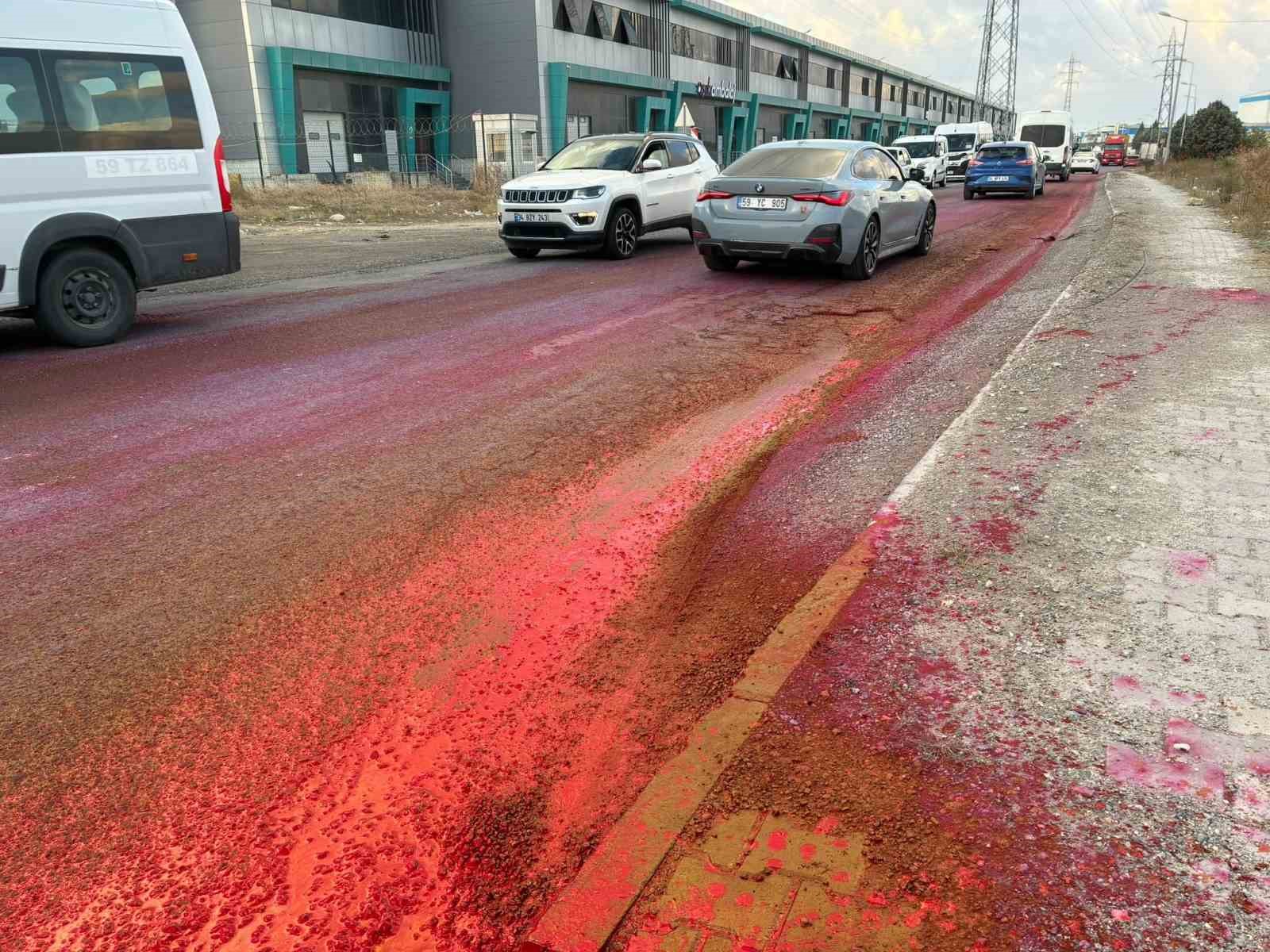 Dökülen boya yolu kırmızıya boyadı