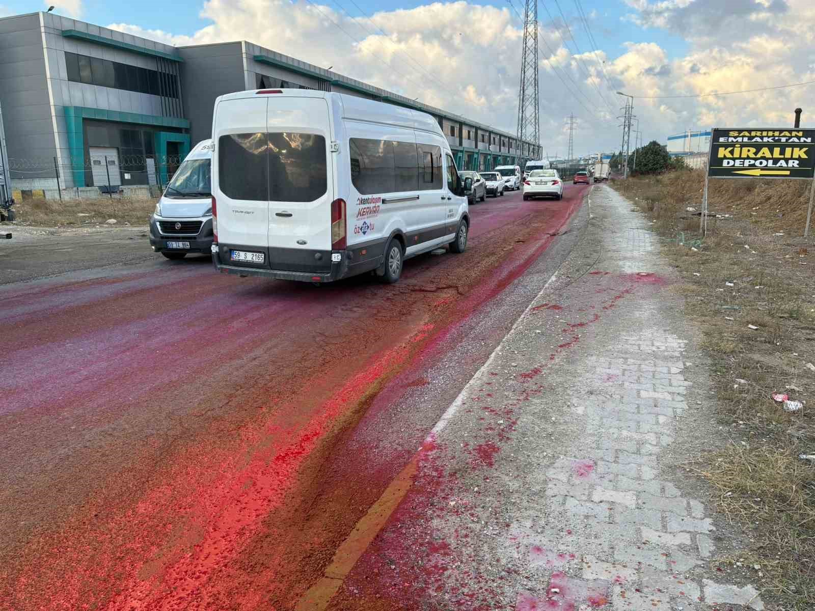Dökülen boya yolu kırmızıya boyadı