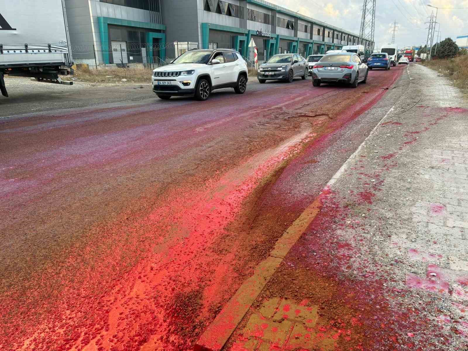 Dökülen boya yolu kırmızıya boyadı