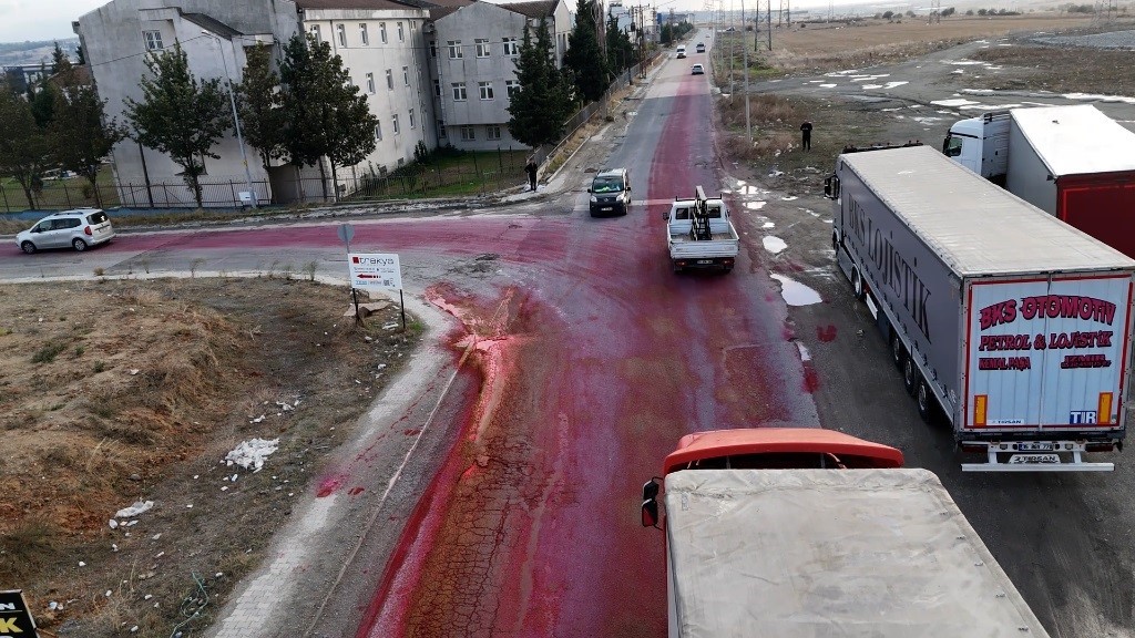 Dökülen boya yolu kırmızıya boyadı