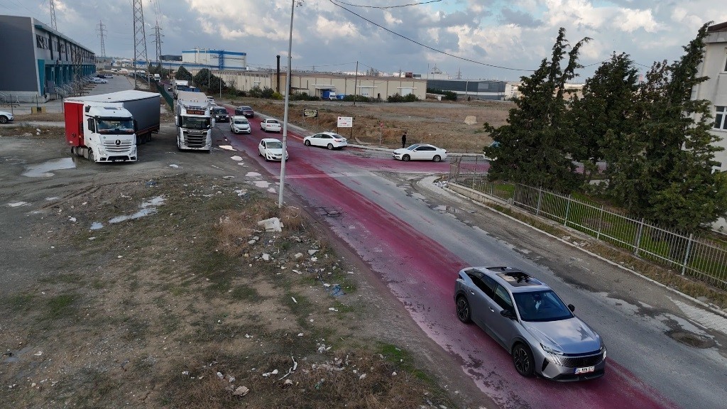 Dökülen boya yolu kırmızıya boyadı