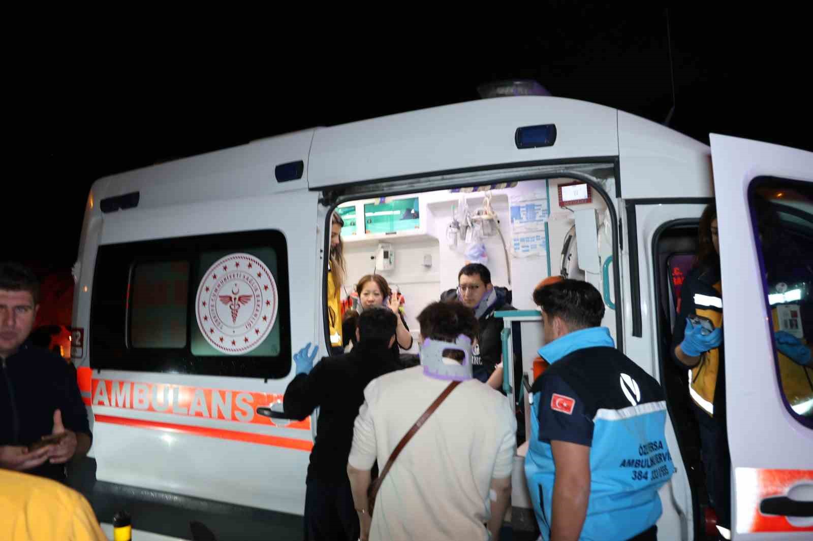 Nevşehir’de iki otomobil kafa kafaya çarpıştı: 3’ü Çinli turist 5 yaralı