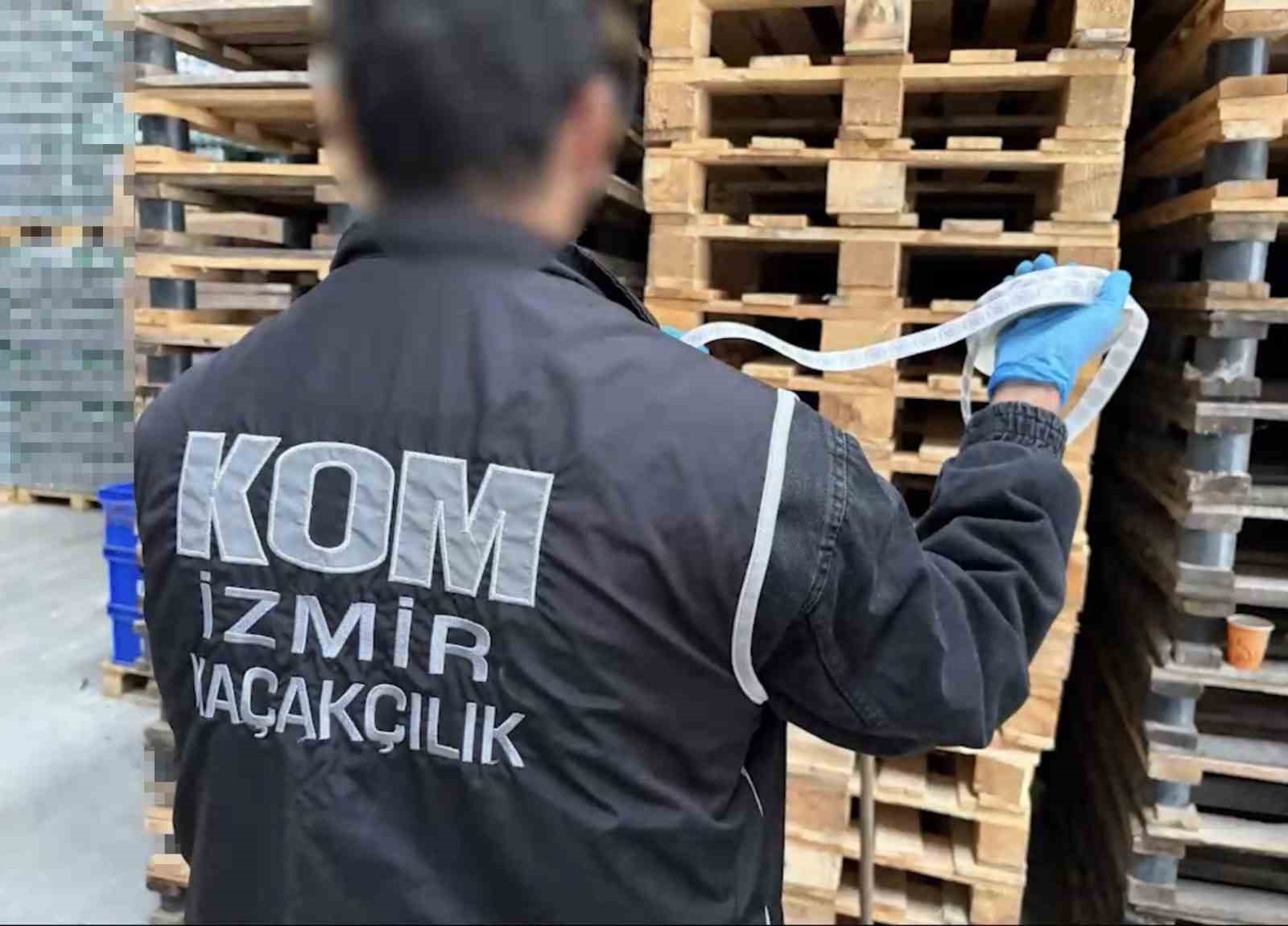 İzmir’de yılın en büyük kaçak içki operasyonu: 3 milyon 800 bin liralık kaçak içki ele geçirildi