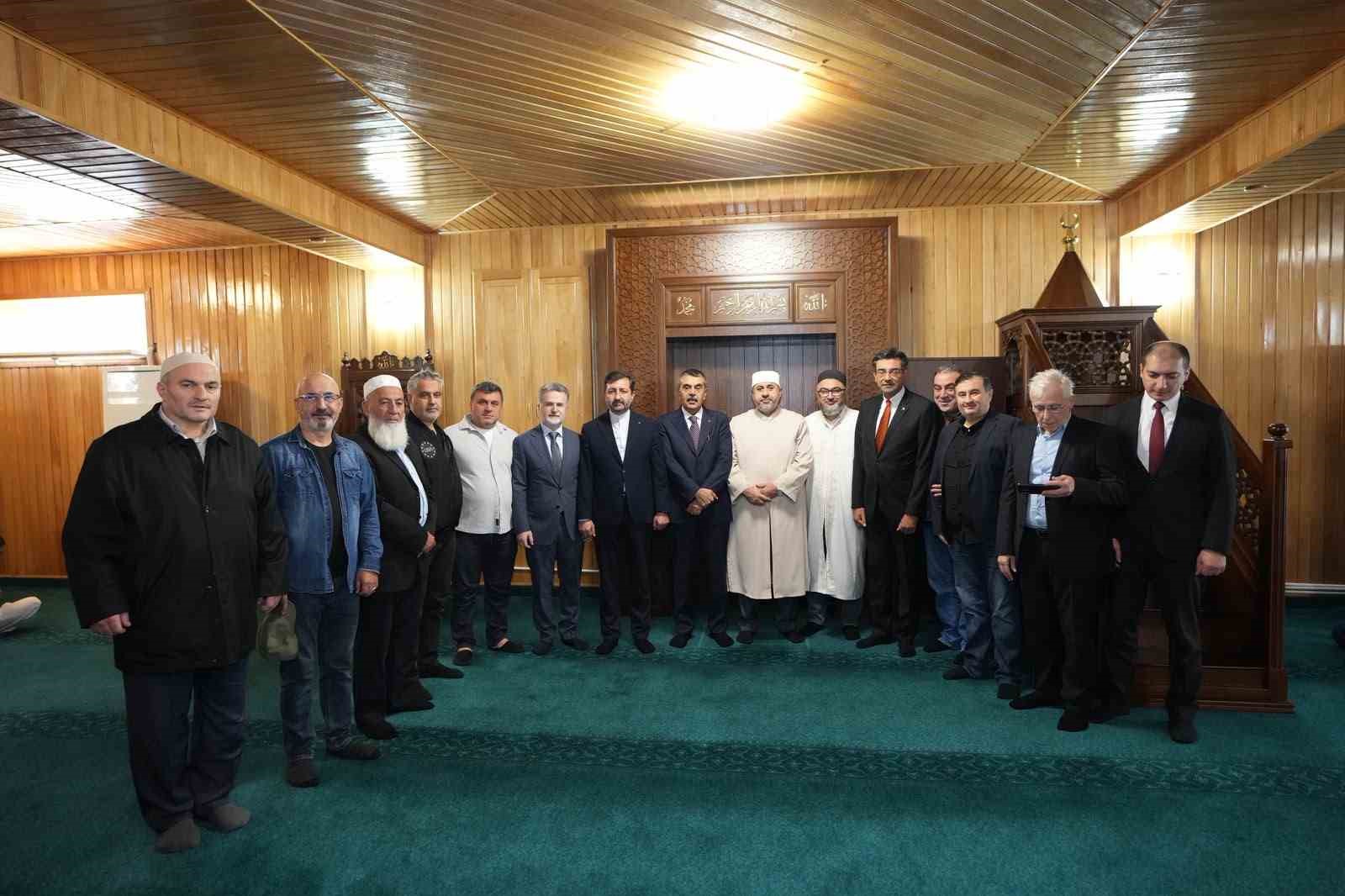 Bakan Tekin, Tiflis’te Gürcistan Müslümanları İdaresi’ni ziyaret etti