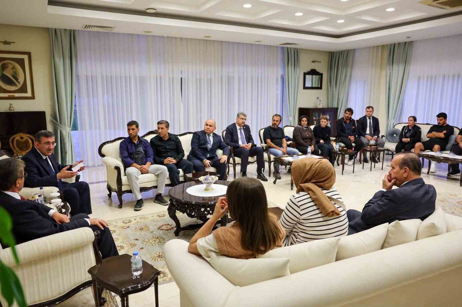Cumhurbaşkanı Yardımcısı Yılmaz, Filo Jet faciasında kaybolanların yakınlarıyla bir araya geldi