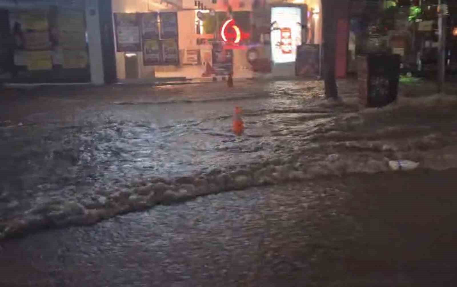 Elazığ’da sağanak yağışta caddeler dereye döndü