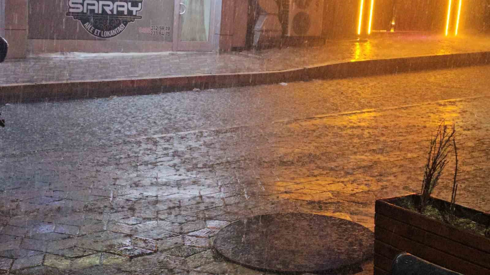 Elazığ’da sağanak yağışta caddeler dereye döndü
