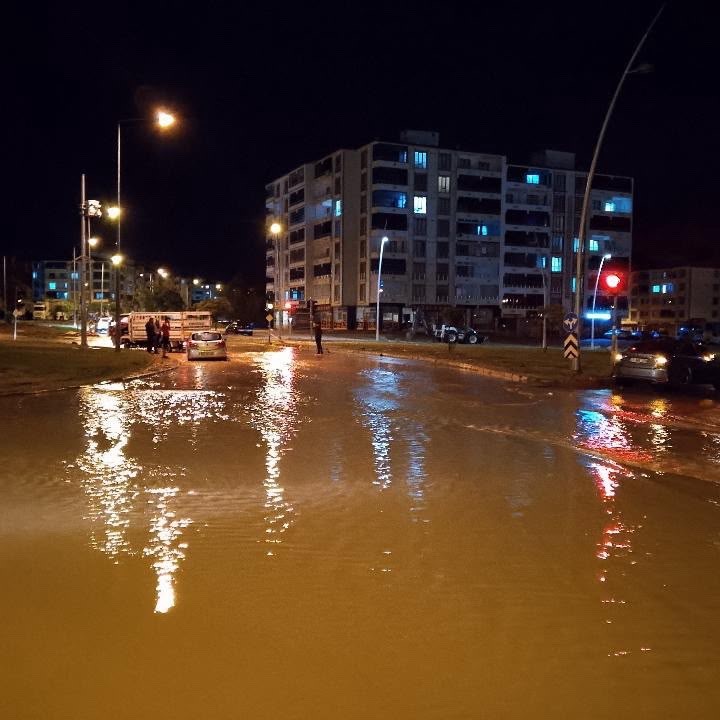 Elazığ’da sağanak yağışta su seviyesi 2,10 metrelik sınırı buldu