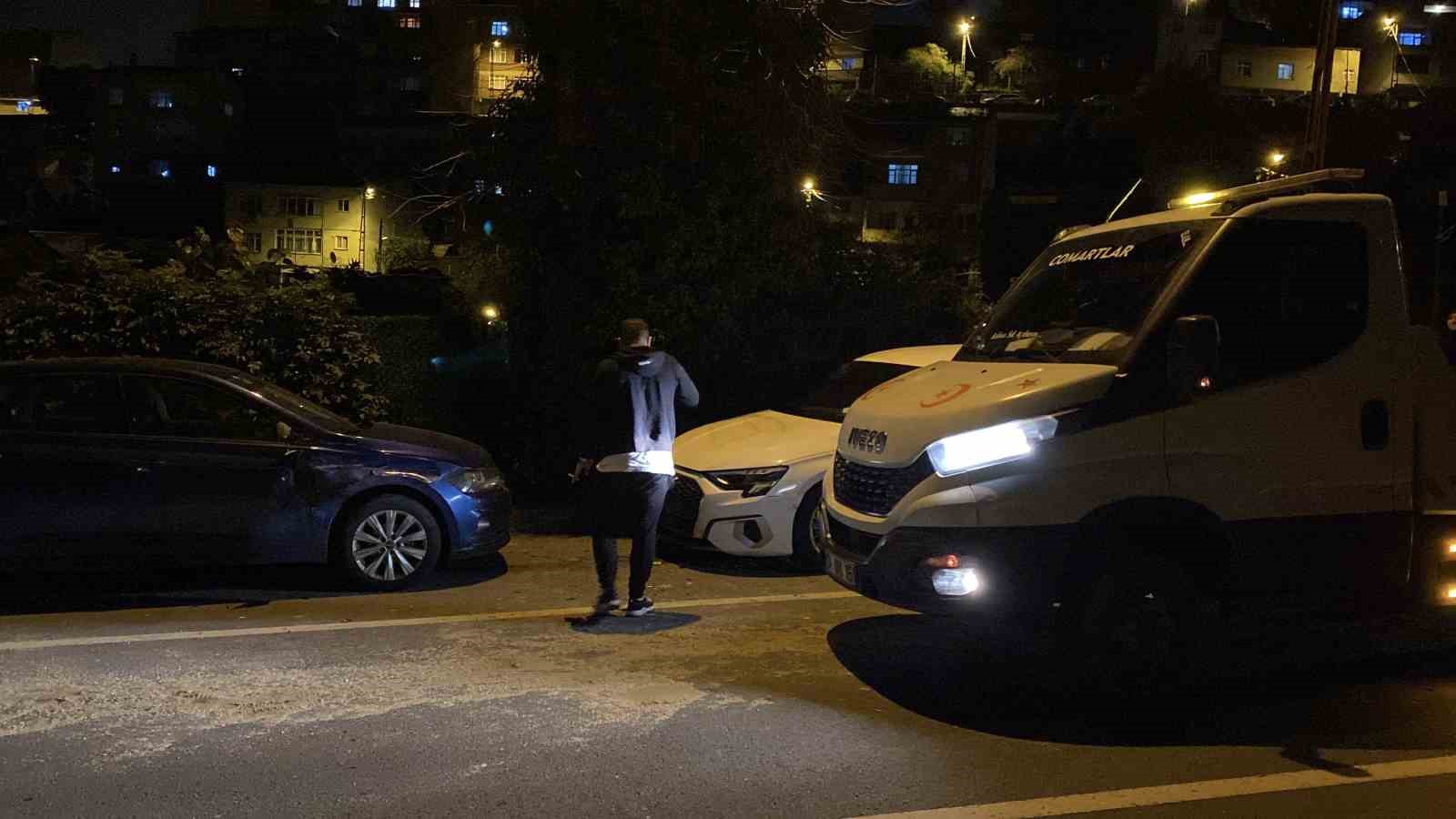 Sarıyer’de karşı yönden gelen aracın sıkıştırdığı otomobil, park halindeki 6 araca çarptı