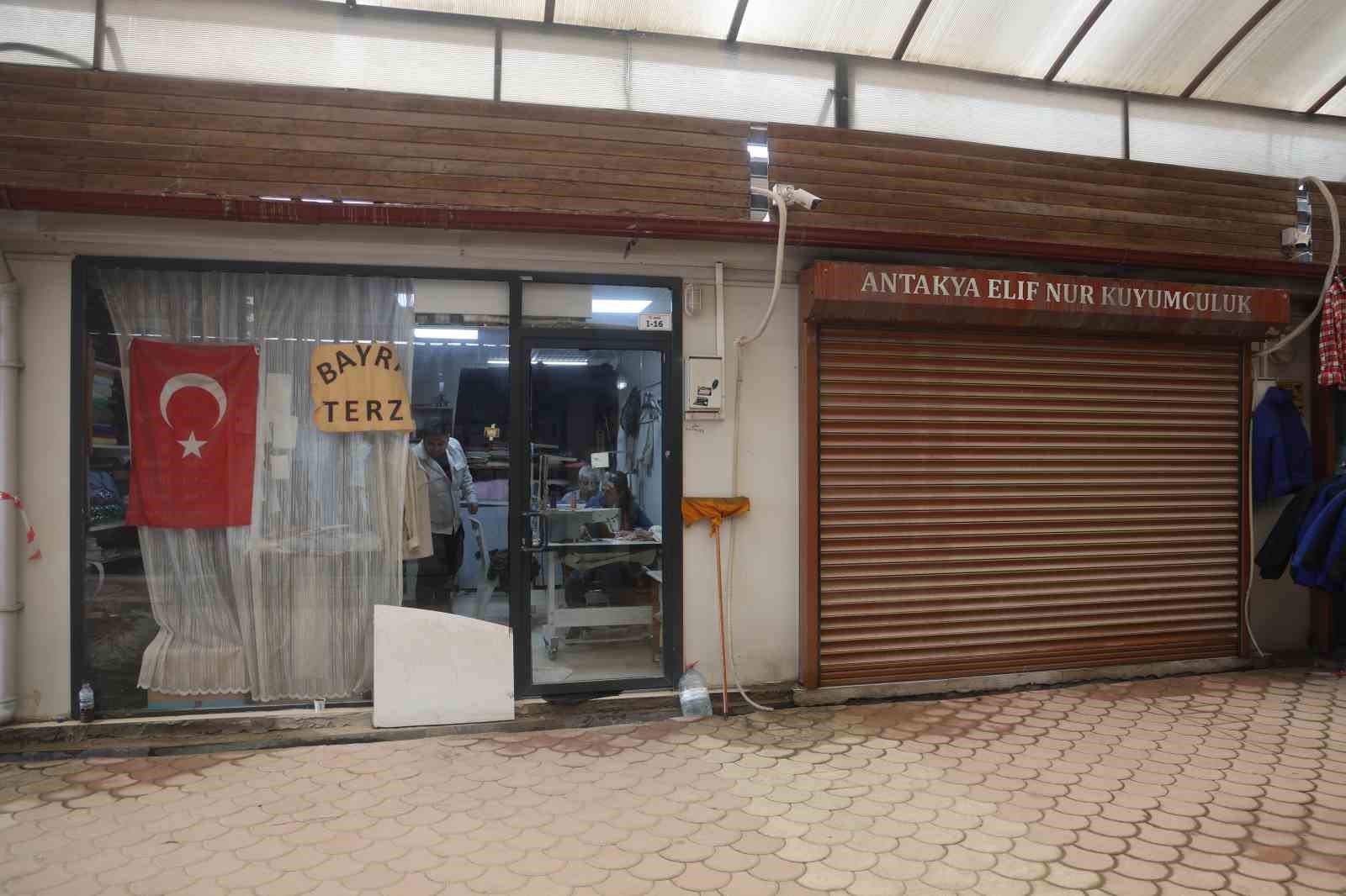 Terzinin duvarını delip bitişiğindeki kuyumcuya giren acemi hırsızlar, çelik kasayı açamayınca elleri boş döndüler
