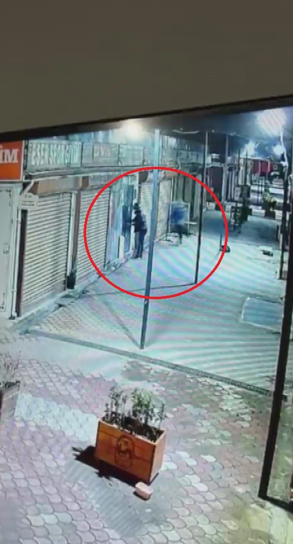 Terzinin duvarını delip bitişiğindeki kuyumcuya giren acemi hırsızlar, çelik kasayı açamayınca elleri boş döndüler