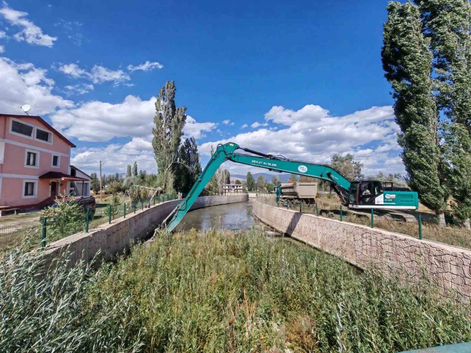 Çiğdemtepe köyünde dere yatağı ıslah çalışmaları sürüyor