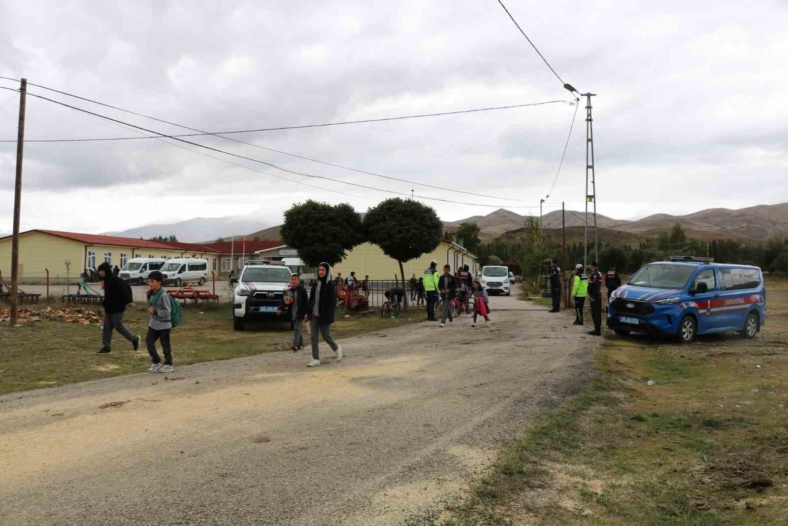 Köy okullarının çevrelerinde güvenlik tedbirleri artırıldı