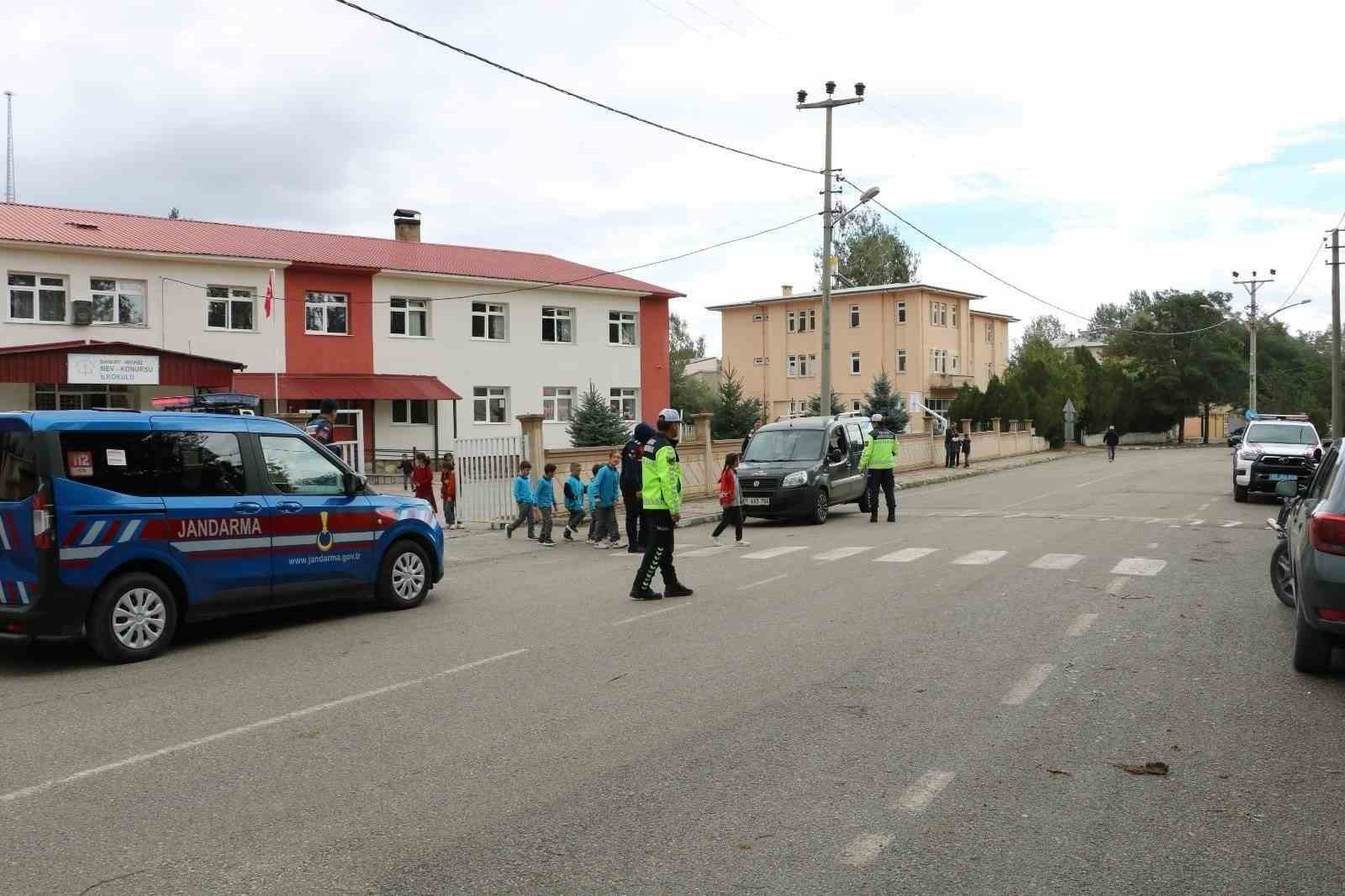 Köy okullarının çevrelerinde güvenlik tedbirleri artırıldı