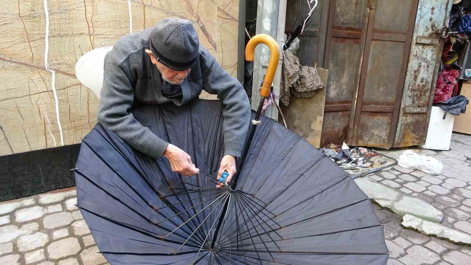97 yıllık ömür, 70 yıllık ustalık: Şemsiyelere ikinci bahar