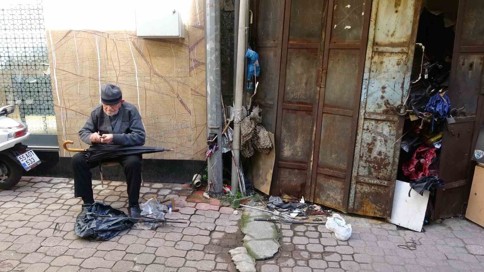 97 yıllık ömür, 70 yıllık ustalık: Şemsiyelere ikinci bahar