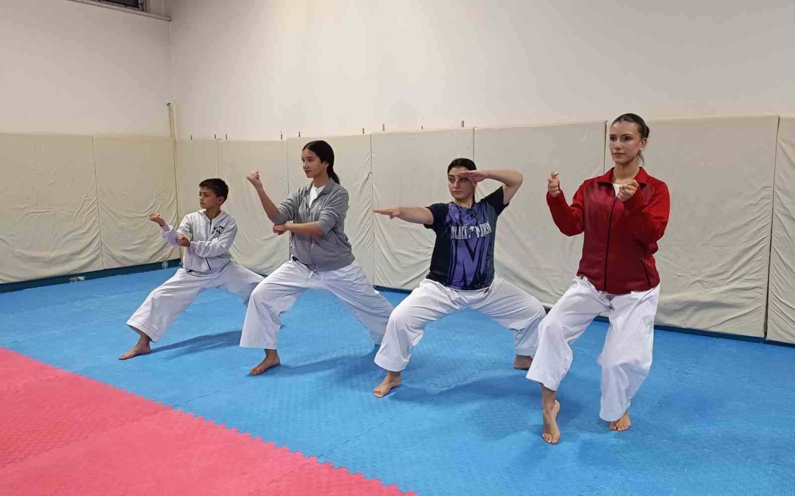 Genç sporcular haftanın 6 günü karate yapıyor