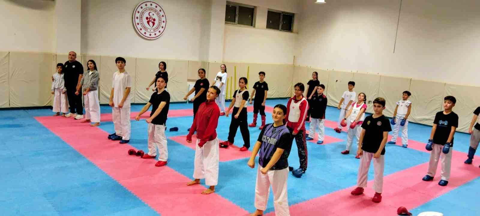 Genç sporcular haftanın 6 günü karate yapıyor