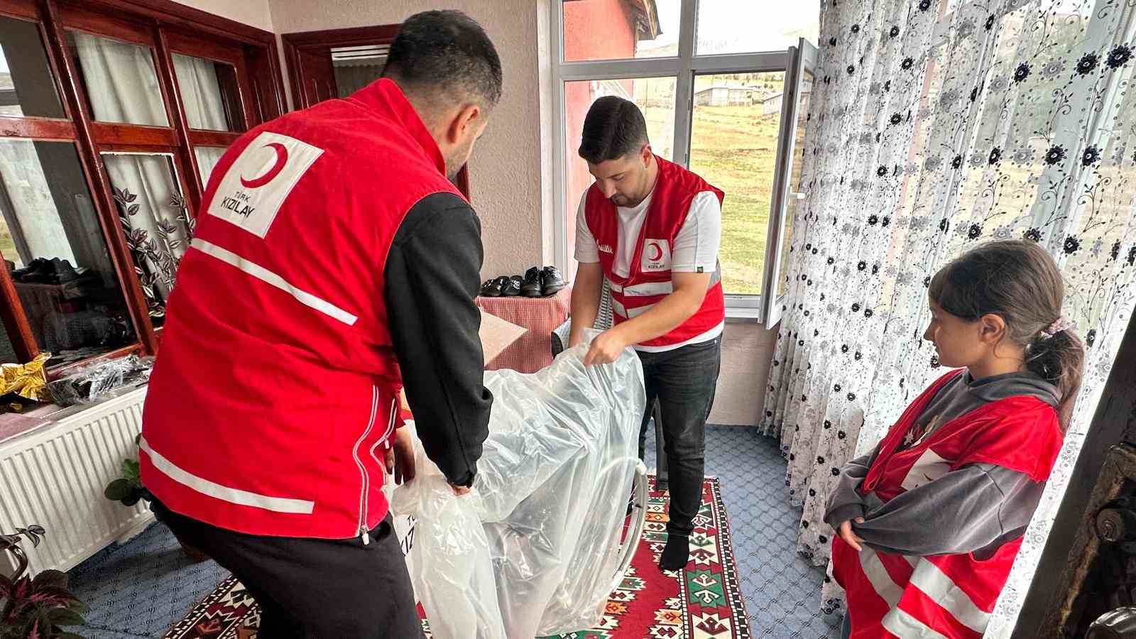 Kızılay’dan ihtiyaç sahibi vatandaşa tekerlekli sandalye desteği