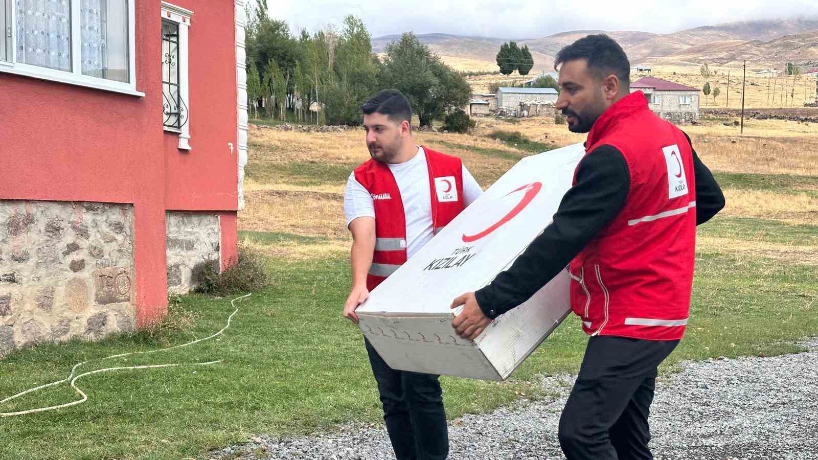 Kızılay’dan ihtiyaç sahibi vatandaşa tekerlekli sandalye desteği