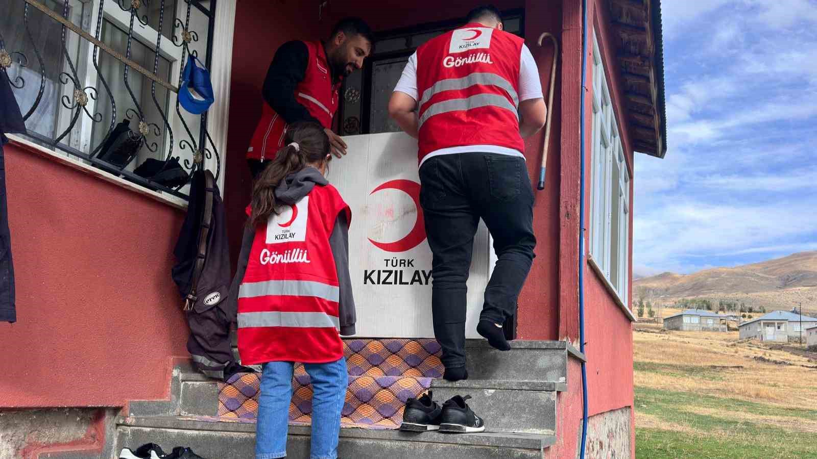Kızılay’dan ihtiyaç sahibi vatandaşa tekerlekli sandalye desteği