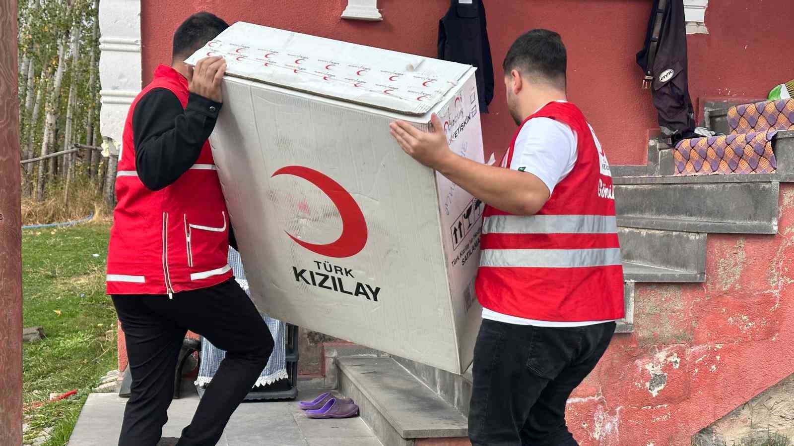 Kızılay’dan ihtiyaç sahibi vatandaşa tekerlekli sandalye desteği