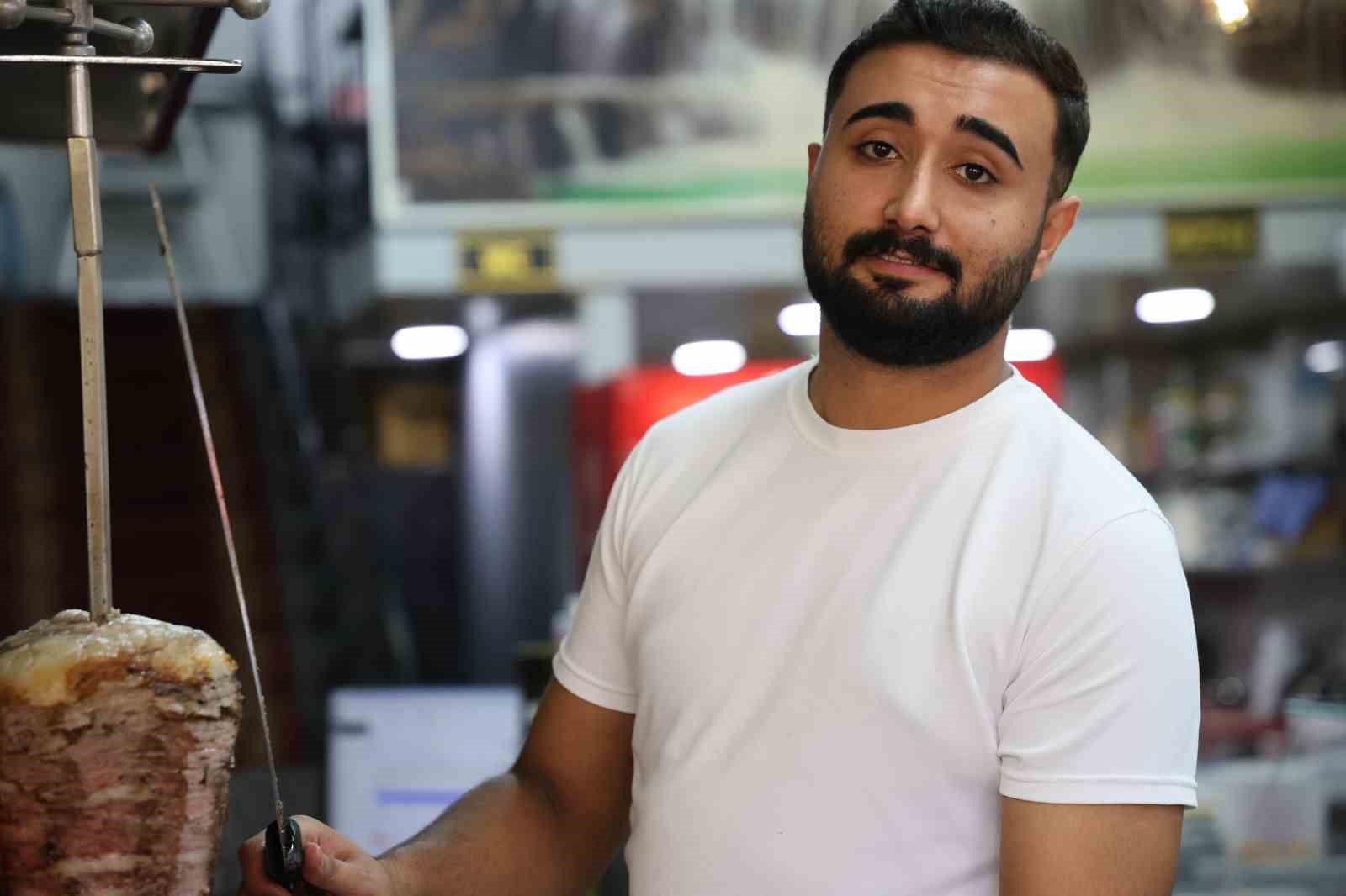 Heimlich manevrası ile hayata tutunan yaşlı adam, yemeğe devam etti