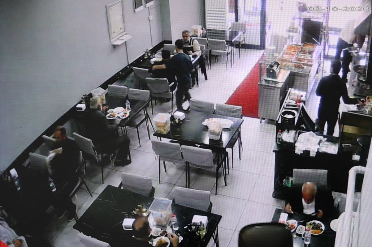 Heimlich manevrası ile hayata tutunan yaşlı adam, yemeğe devam etti