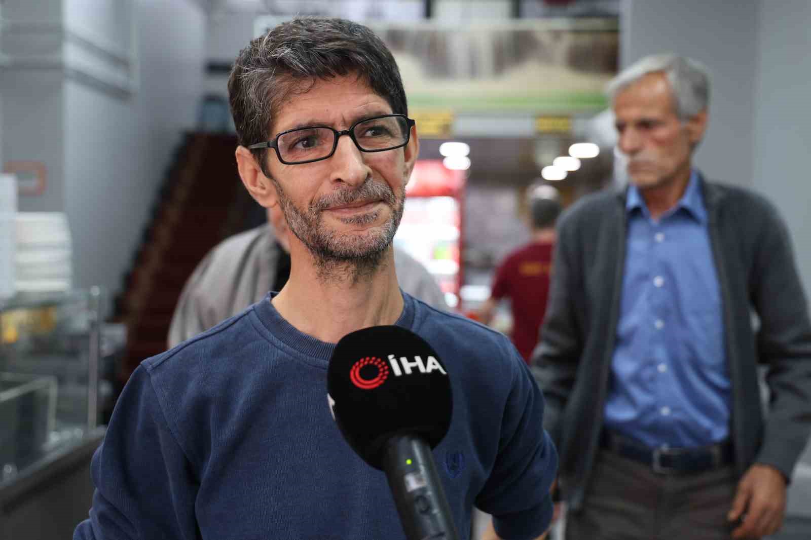 Heimlich manevrası ile hayata tutunan yaşlı adam, yemeğe devam etti