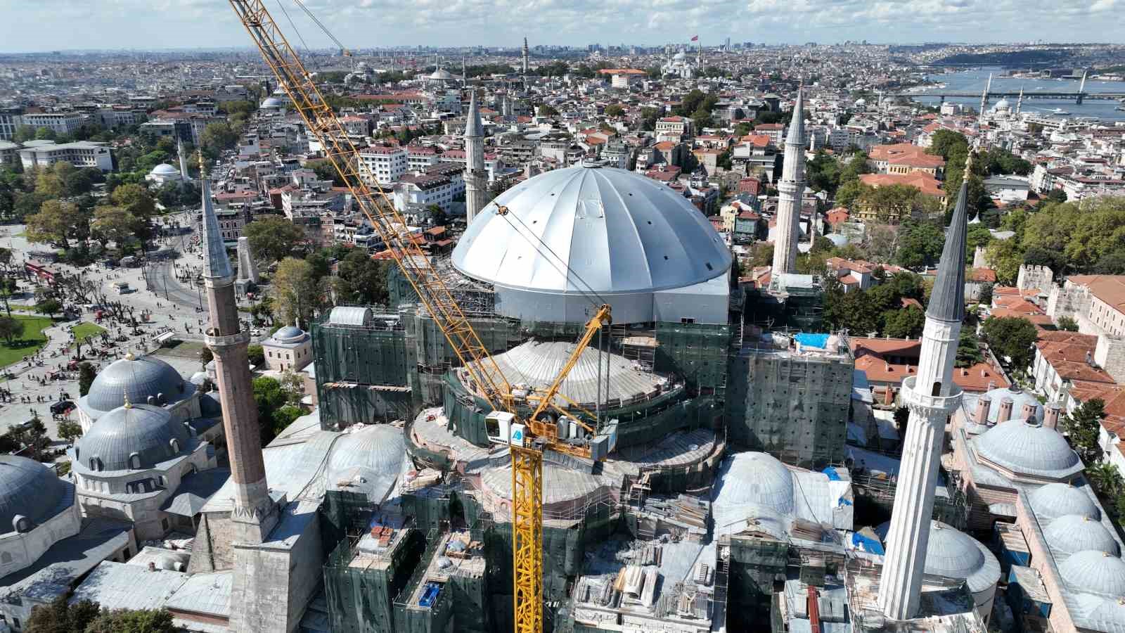 Ayasofya’nın Kubbesi gri brandalarla kapatıldı