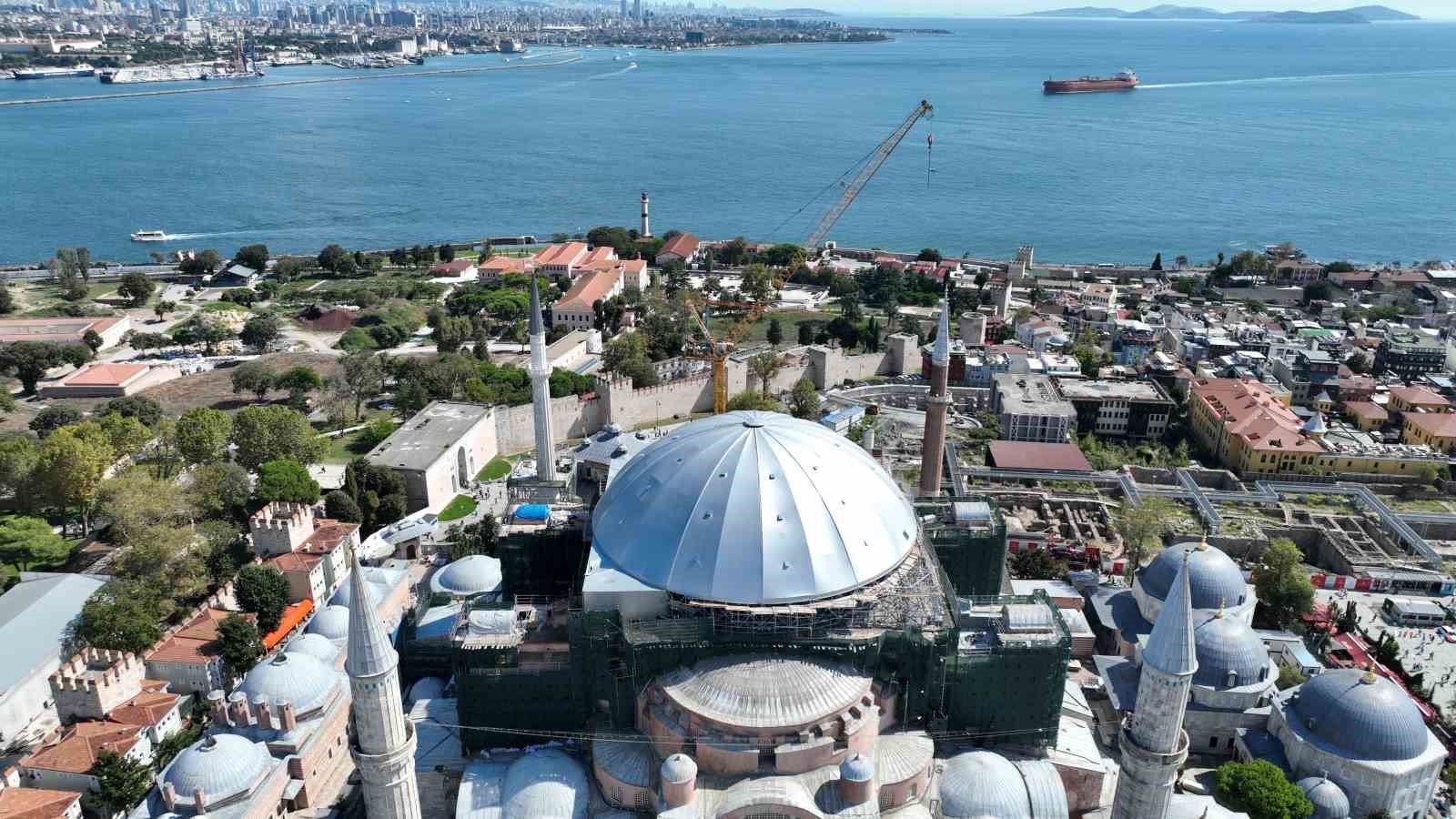 Ayasofya’nın Kubbesi gri brandalarla kapatıldı