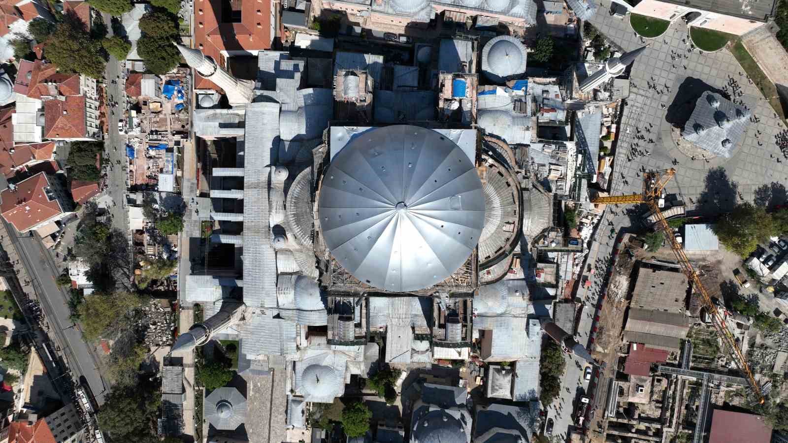 Ayasofya’nın Kubbesi gri brandalarla kapatıldı