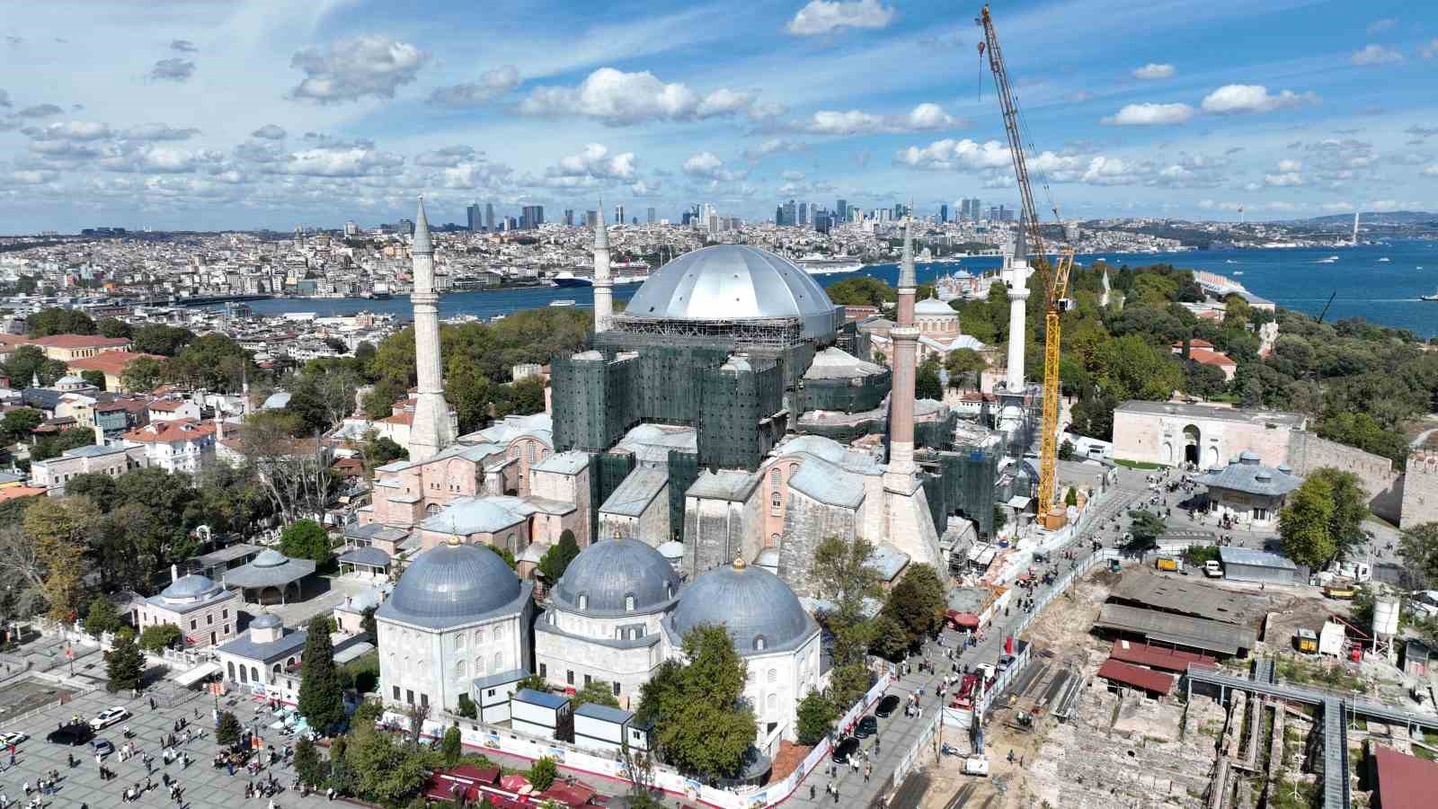 Ayasofya’nın Kubbesi gri brandalarla kapatıldı