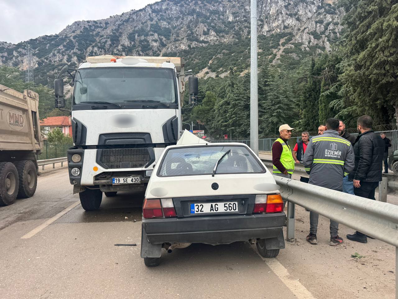 Ters yöne giren otomobil hafriyat kamyonunun altına girdi