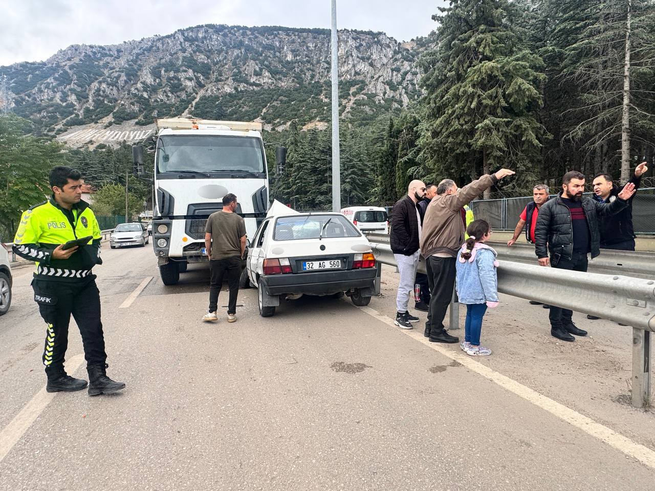 Ters yöne giren otomobil hafriyat kamyonunun altına girdi