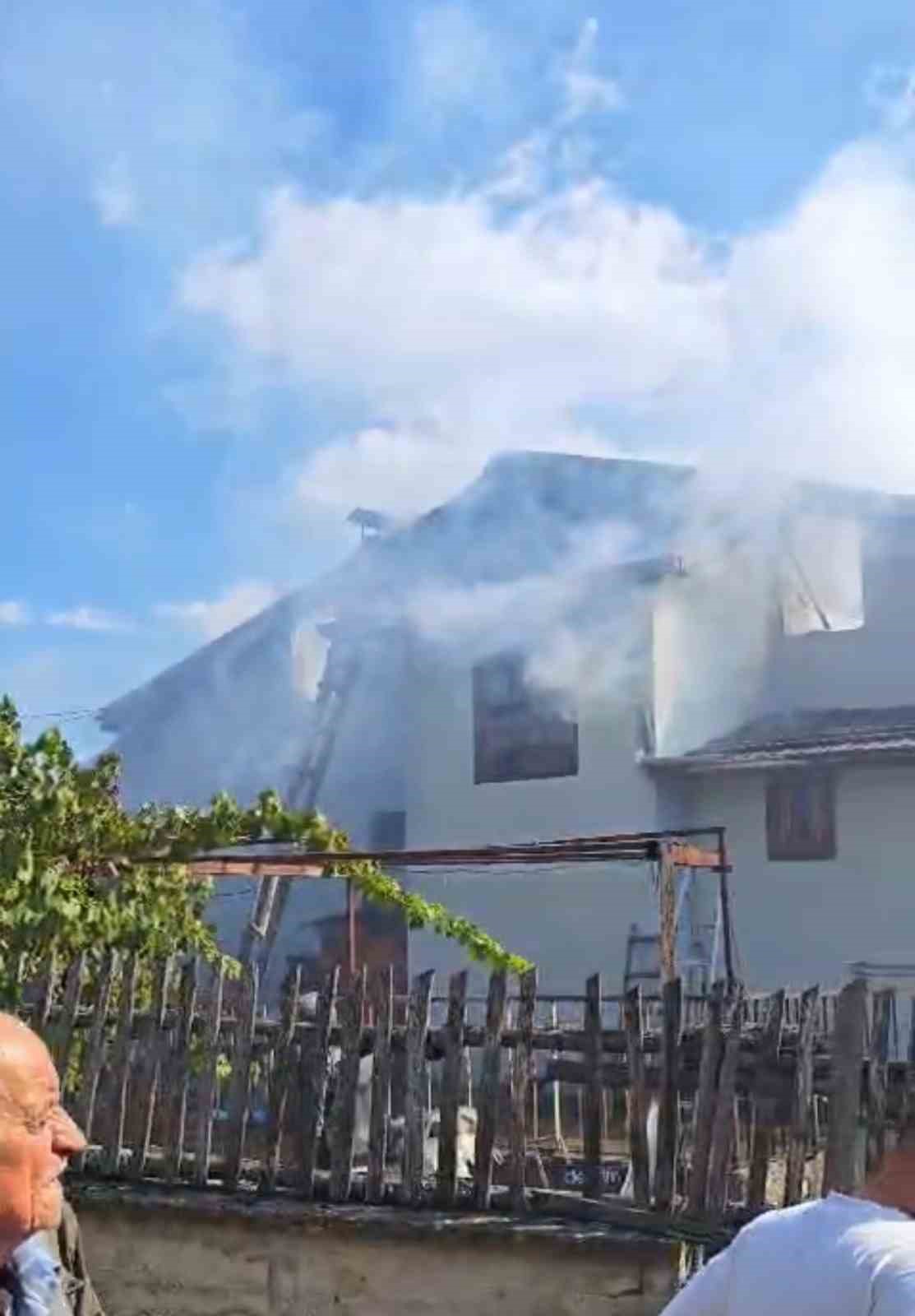 Karabük’te çatı yangını büyümeden söndürüldü