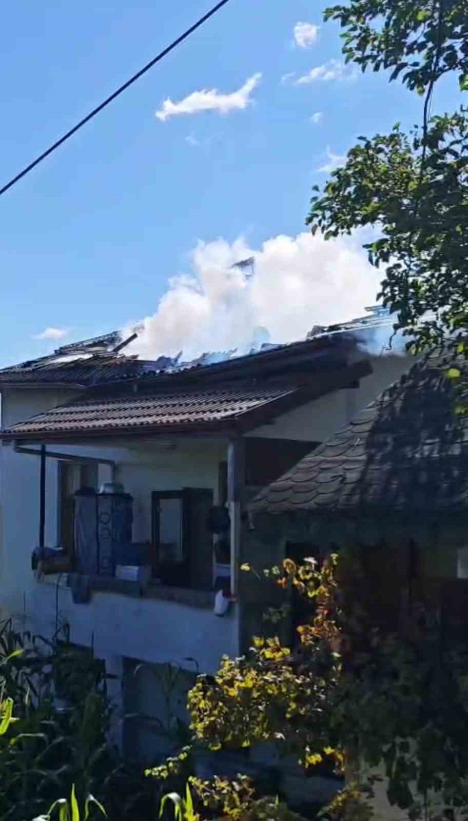 Karabük’te çatı yangını büyümeden söndürüldü