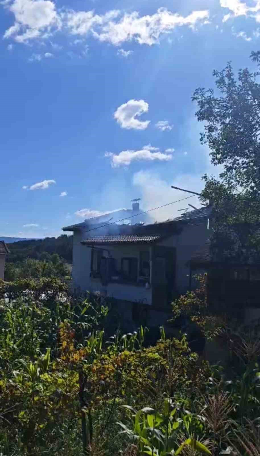 Karabük’te çatı yangını büyümeden söndürüldü