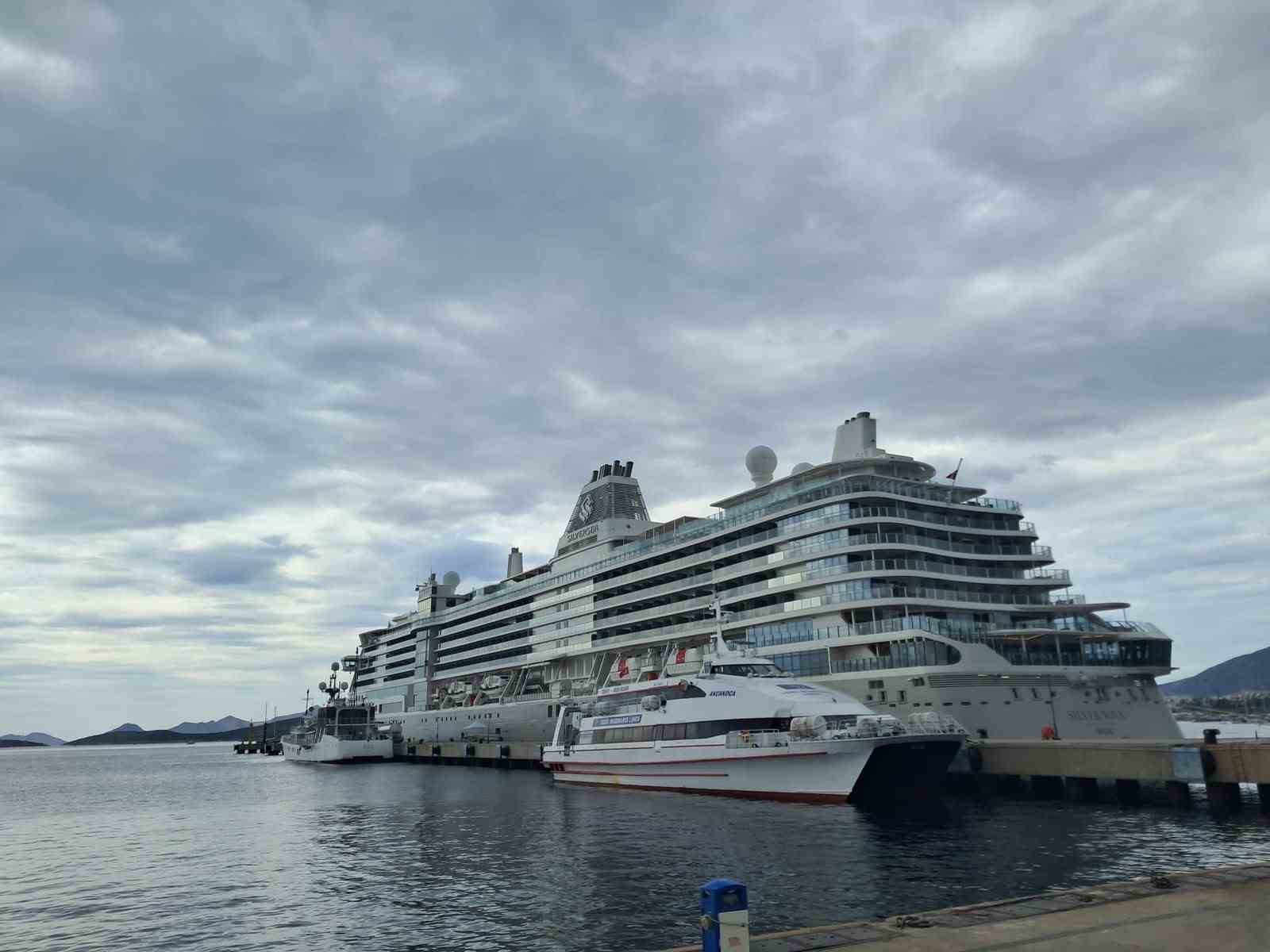 Lüks kruvaziyer Bodrum’a yanaştı