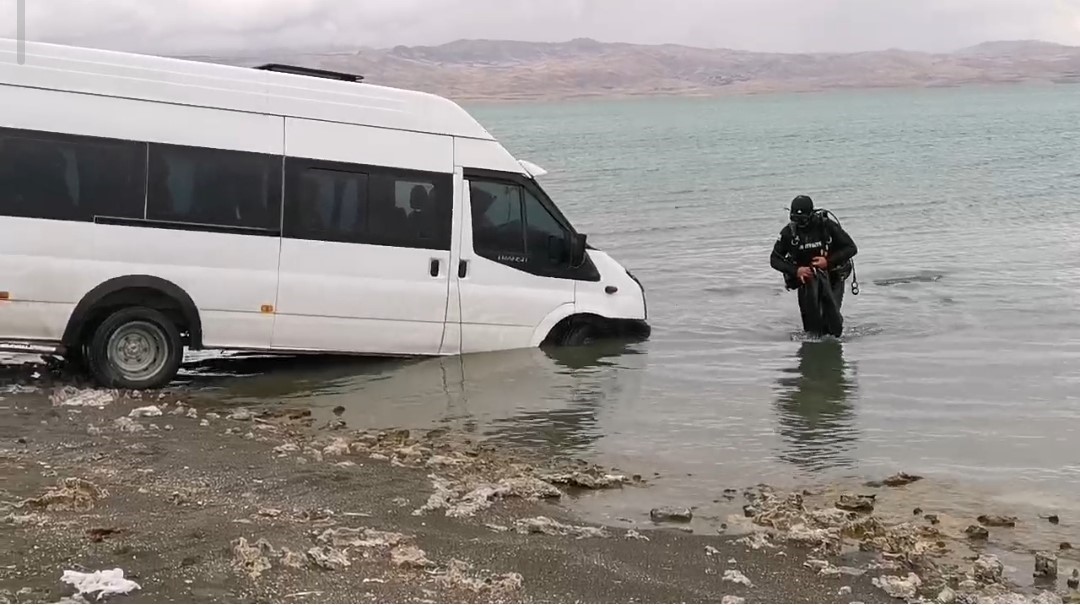 Van’da minibüs Erçek Gölü’ne uçtu: Sürücü göle uçan minibüsten kendi imkanları ile çıktı